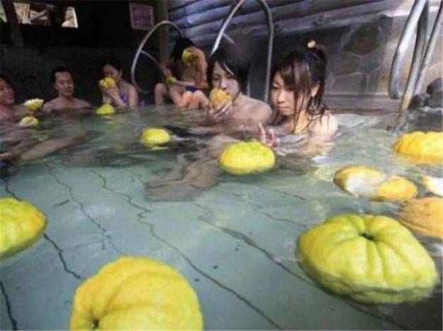 小sao逼边洗澡边艹动漫的相关介绍