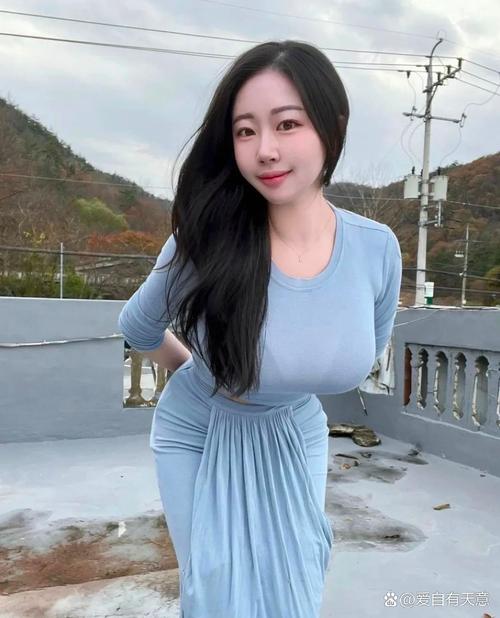 亚洲熟女少妇一级魅力鉴赏，熟女风韵少妇气质穿搭与生活情感实录